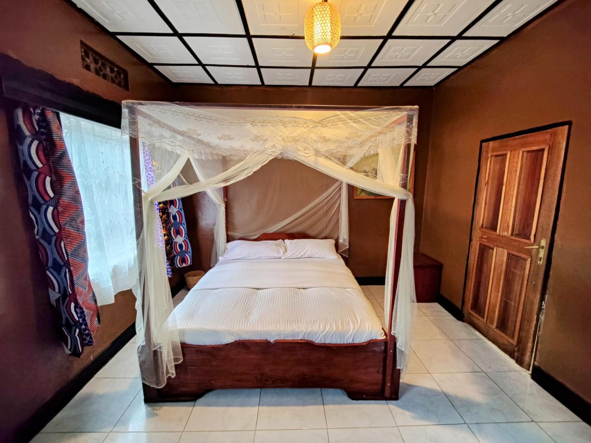 Amahoro Guest House 루헹게리 외부 사진